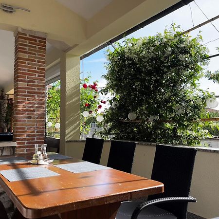 אומאג Apartmani Rozi מראה חיצוני תמונה