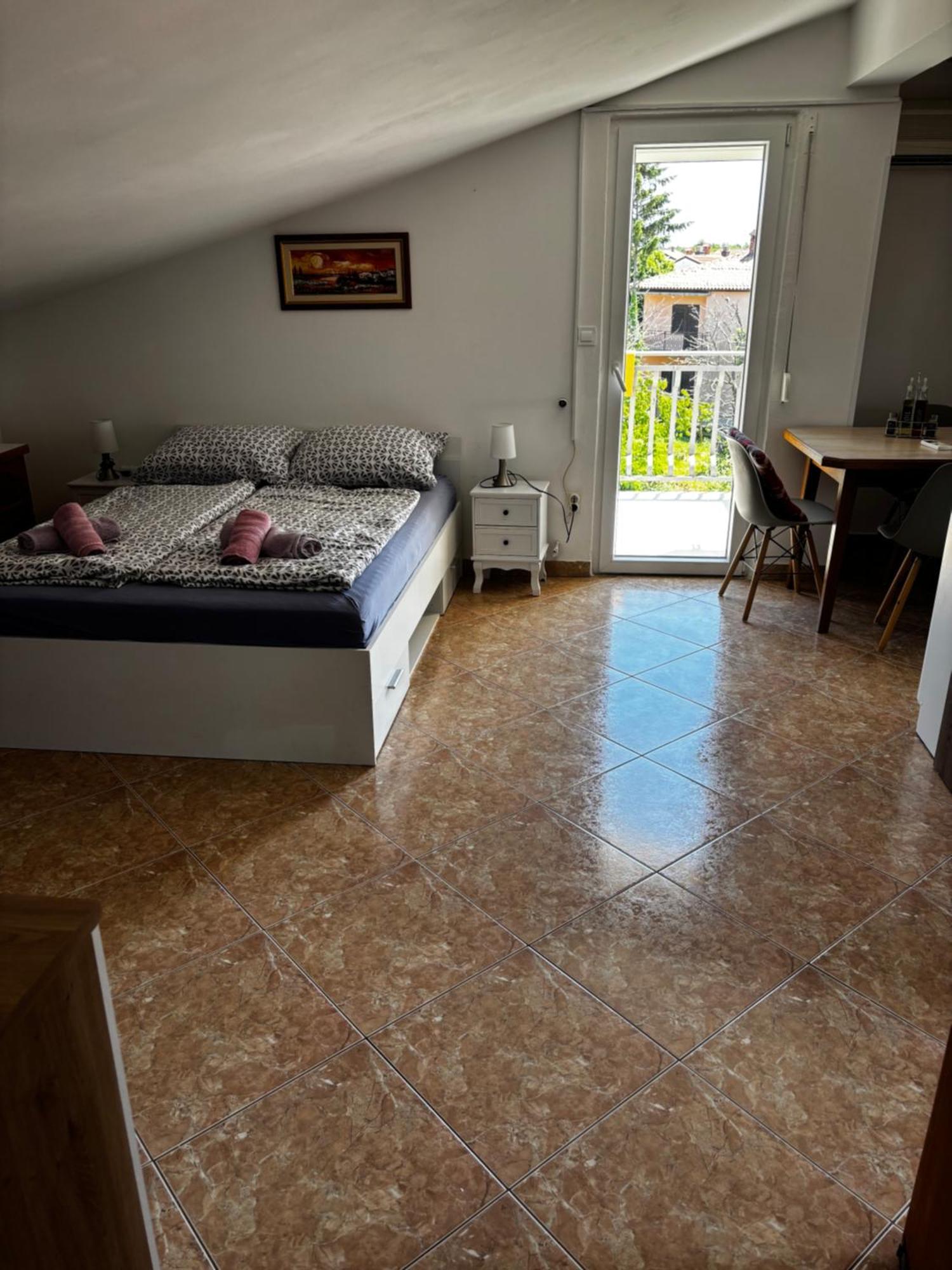 אומאג Apartmani Rozi מראה חיצוני תמונה